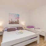 Lägenhet 2 Bedroom In Turanj