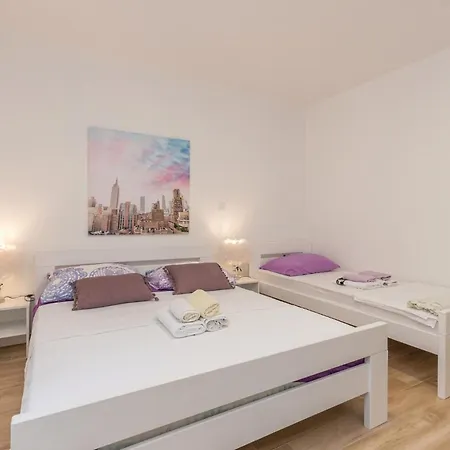 Apartament Beautiful In With Wifi Turanj