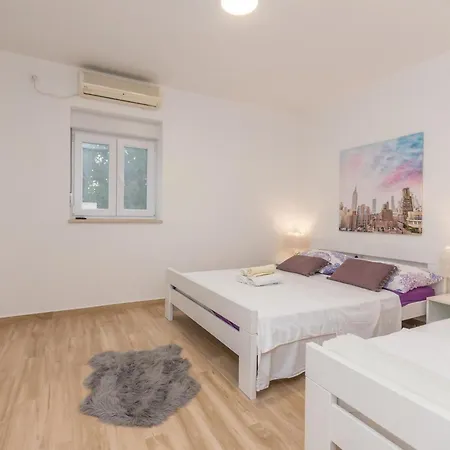 2 Bedroom In 투라니